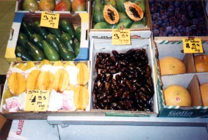 Figure 34: Rutab on sale amongst other exotic tropical fruits (Netherlands, 1990)