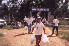 Granjero que acaba de recibir sus alevines a través del proyecto de asistencia emergente de la FAO, Provincia de Dong Thap - (foto RVA 2001) 