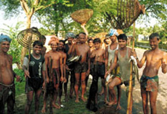 Pescadores mostrando sus capturas después  una maama de pesca (distrito de Tangail, Bangladesh).