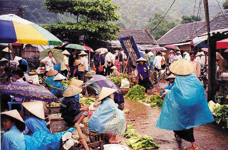 El Mercado en la ciudad de Lai Chau en un día de lluvia