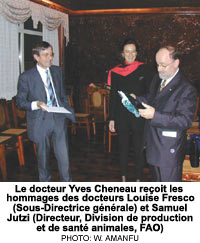 Le docteur Yves Cheneau reoit les hommages des docteurs Louise O. Fresco (Sous-Directrice gnrale) et Samuel Jutzi (Directeur, Division de production et de sant animales, FAO)