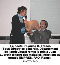 Le docteur Louise O. Fresco (Sous-Directrice gnrale, Dpartement de lagriculture) remet le prix  Juan Lubroth (expert des maladies infectieuses, groupe EMPRES, FAO, Rome)