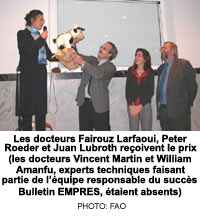 Les docteurs Fairouz Larfaoui, Peter Roeder et Juan Lubroth reoivent le prix (les docteurs Vincent Martin et William Amanfu, experts techniques faisant partie de lquipe responsable du succs du Bulletin EMPRES, taient absents)PHOTO: FAO