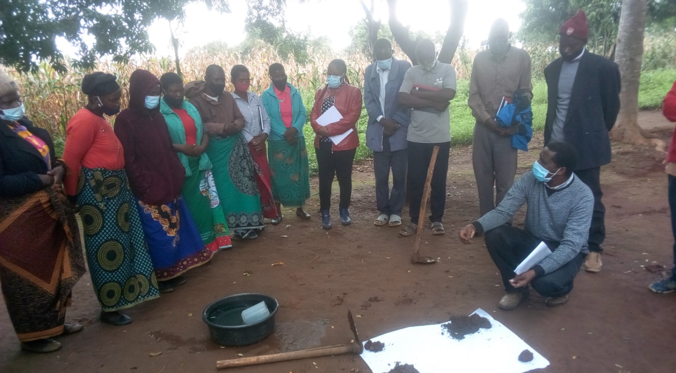 Malawi (March/2021) – Group picture of farmers during a practical training on soil texture ©/Moses Munthali
