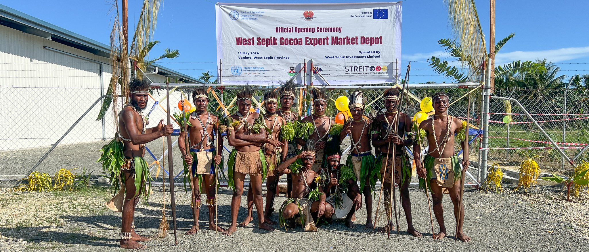 A local cultural performance group celebrating the inauguration of the Cocoa Export Market Facility established by FAO as part of the EU-STREIT PNG Programme.