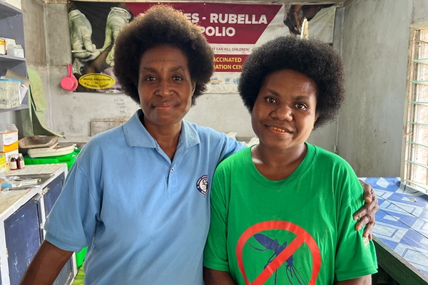 Doris Nukum (left) and  Fiona Eleiya (right), two dedicated nurses working in Ossima sub-health centre, in West Sepik, Papua New Guinea. © FAO-STREIT