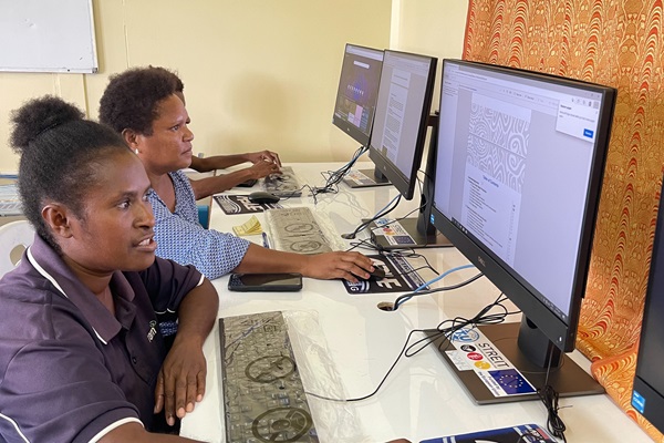 Female farmers using a computer installed at a resource centre established by the EU-STREIT PNG Programme at Don Bosco Technical Secondary School in Vanimo. ©FAO-STREIT