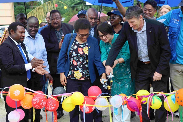 High-level officials from the PNG Government, UN, and EU are cutting ribbon, officially inaugurating the rehabilitated Yawasoro-Niewanjie road in East Sepik. ©FAO-STREIT