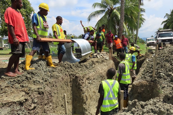 Mobilised skileld rural youth labour forces participating in a road construction works supported by the EU-STREIT PNG  Programme