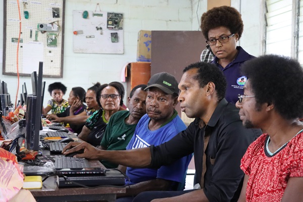 Participants practise taught skills during the training workshop organised by ITU under the EU-STREIT PNG Programme in Vanimo.