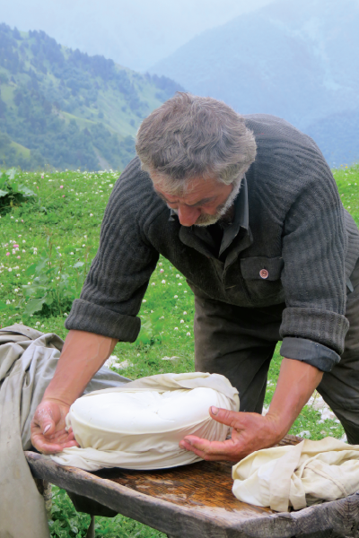 صنع الجبن في جبال جورجيا