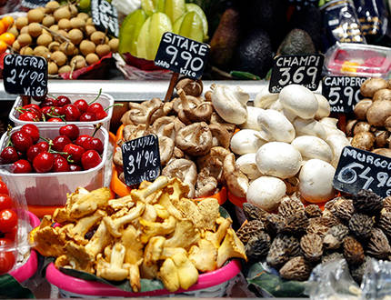 Rice are displayed on sale at a vegetable stall at the Esquilino market in Rome.  ©FAO/Marco Salustro