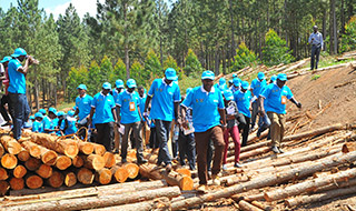 Les jeunes d’Ouganda, chefs de file d’une adaptation à base communautaire